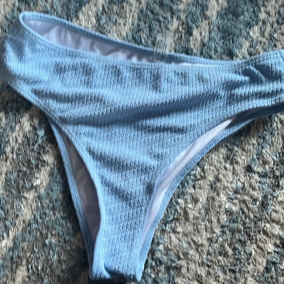 Bikini - Picture 3 of 5